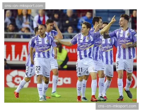 关键时刻：毕巴后卫维维安完成门线解围，随后振臂激励全队保持压迫