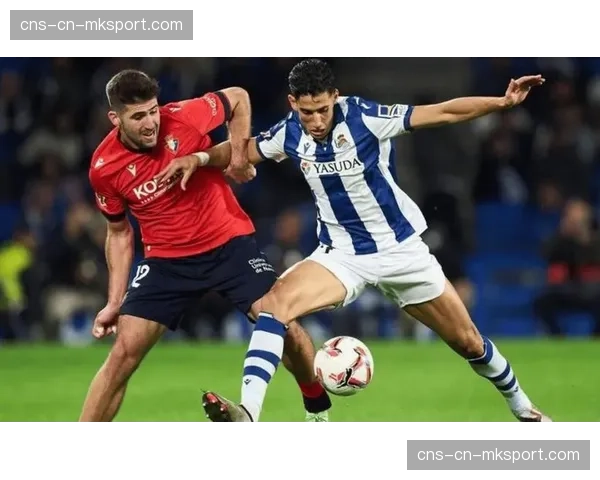 特写：奥萨苏纳门将扑救后立即手抛球发动进攻，形成单刀